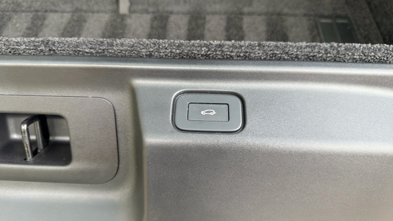 Land Rover Range Rover 4.4 P615 V8 SV 4dr Auto Petrol Estate